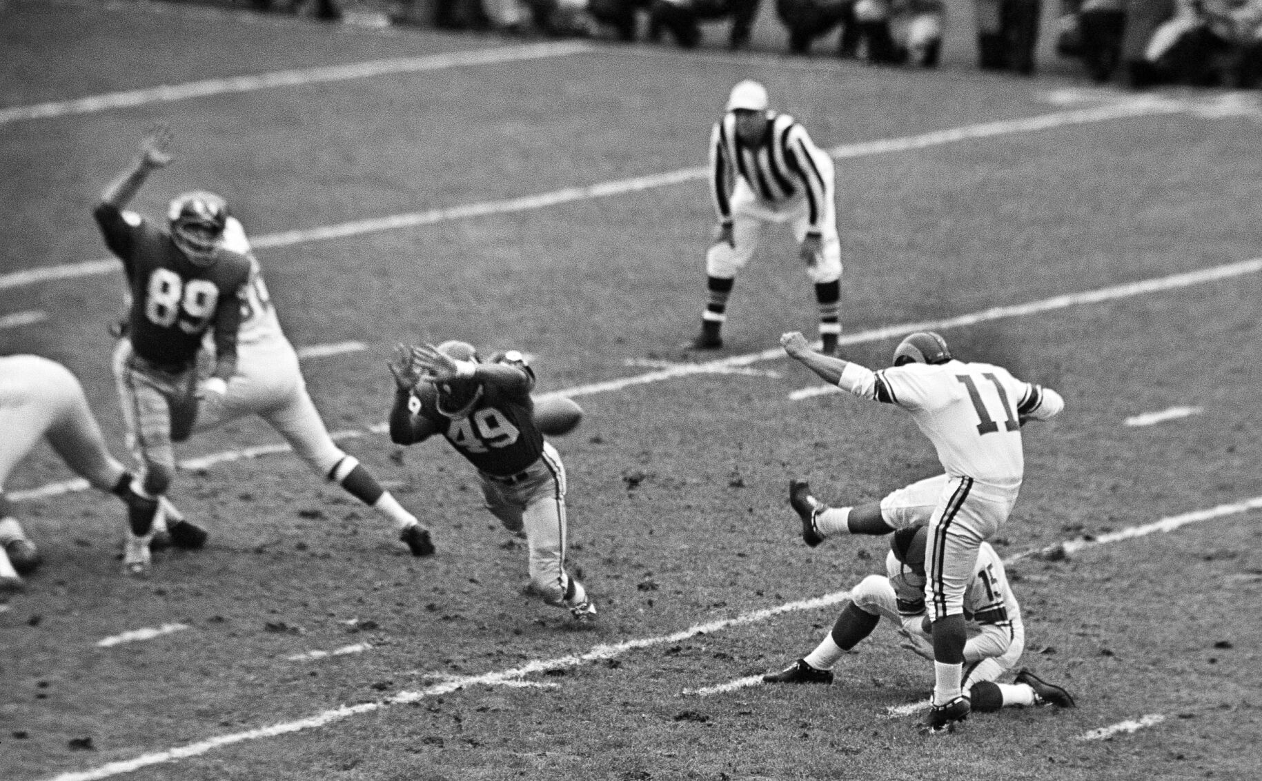 1961: Giants' Erich Barnes ties NFL record with 102-yard interception return